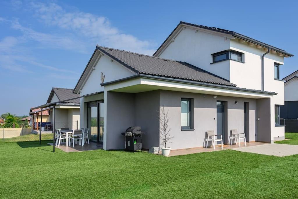 Abg House Ecser מראה חיצוני תמונה
